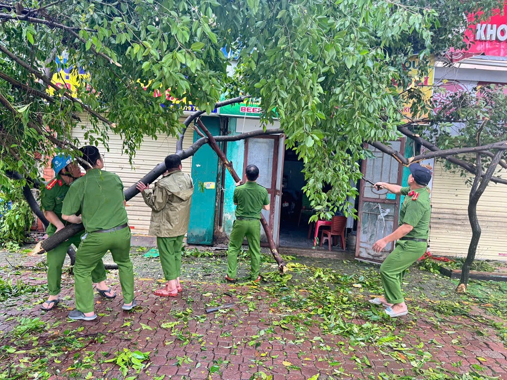 Công an phường Vinh Phú hỗ trợ người dân khắc phục hậu quả do cơn bão số 10 gây ra