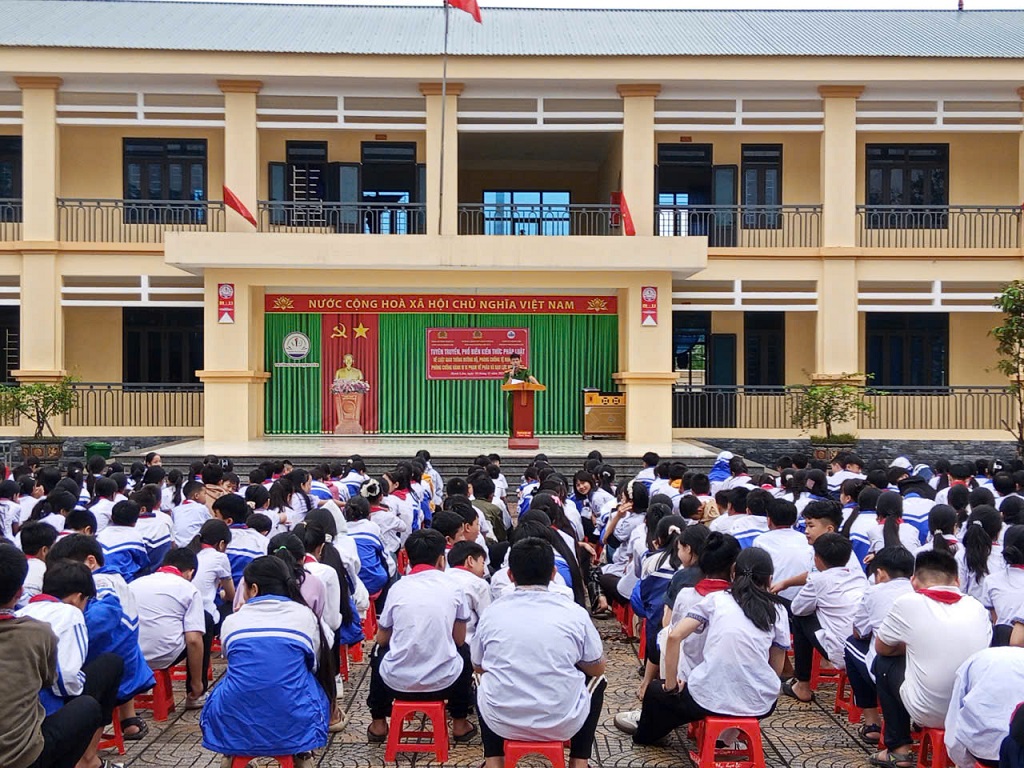Cán bộ CAX Hạnh Lâm tuyên truyền phòng, chống về tệ nạn xã hội, bạo lực học đường