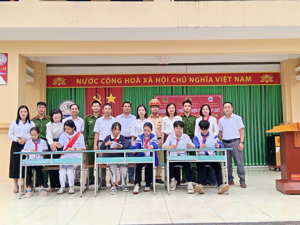 Các em học sinh ký cam kết về an toàn giao thông