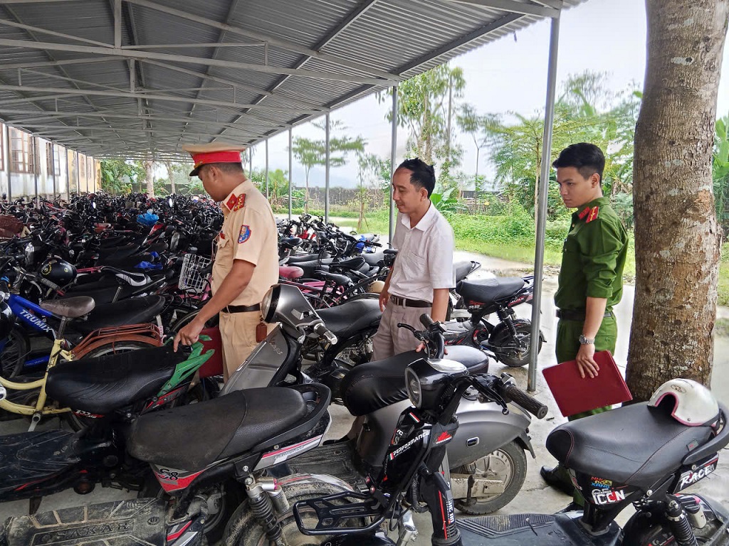 Công an xã Hạnh Lâm phối hợp với Đội CSGT đường bộ số 5 (Phòng CSGT Công an tỉnh Nghệ An) và Ban giám hiệu Trường THCS Hạnh Lâm kiểm tra nhà xe của học sinh