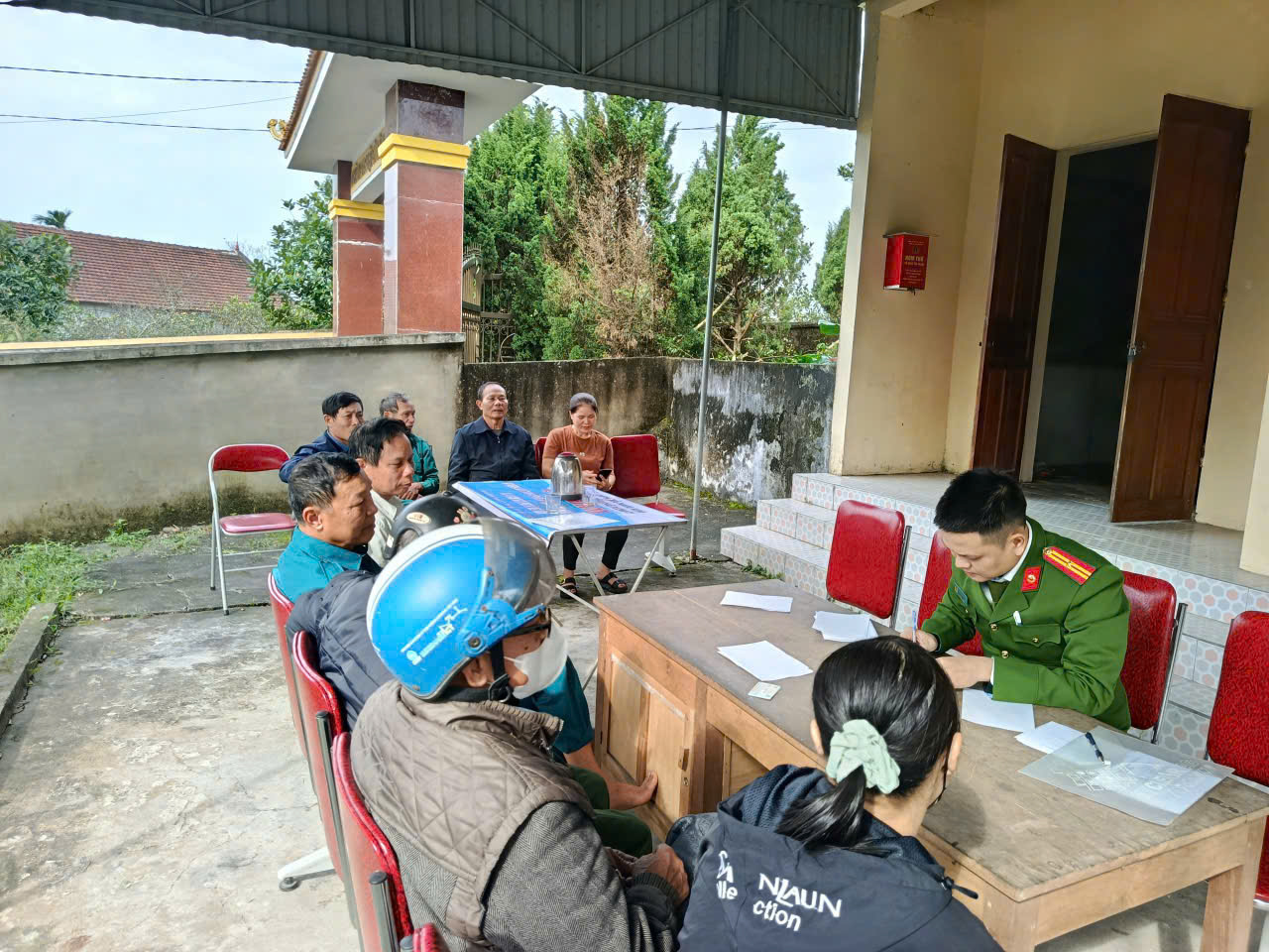 Công an xã Thiên Nhẫn hướng dẫn người dân kê khai thông tin giấy phép lái xe