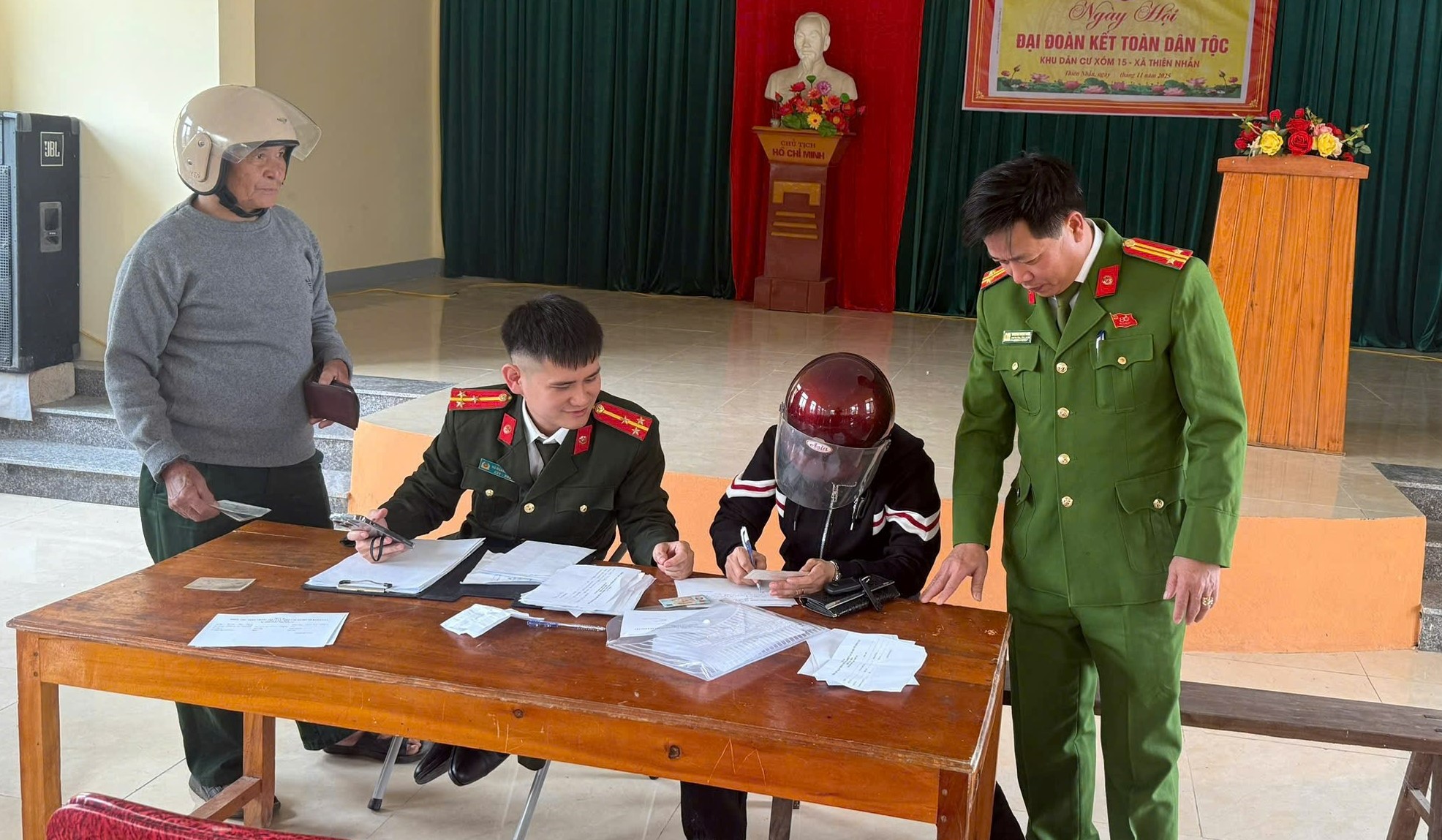 Chỉ huy Công an xã trực tiếp kiểm tra việc thực hiện tại các tổ