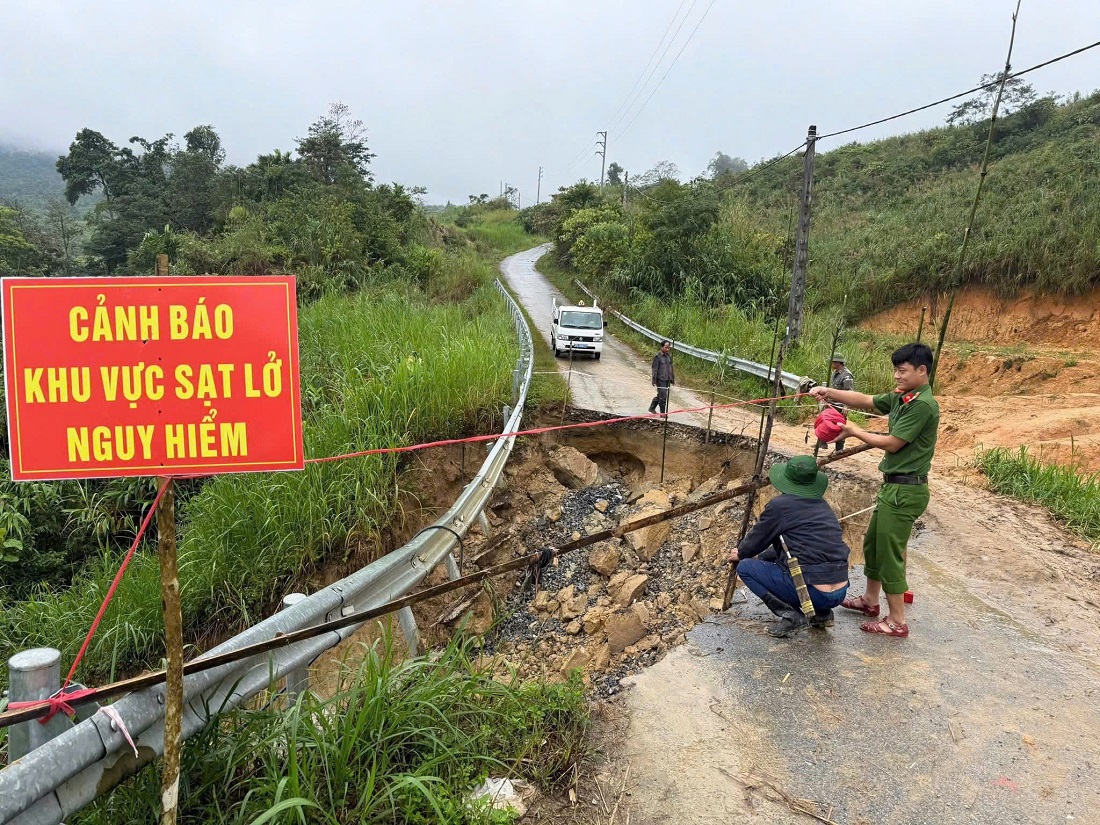 Công an xã Na Ngoi căng dây cảnh báo khu vực sạt lở
