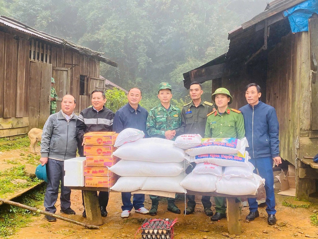 Hỗ trợ thực phẩm, thuốc men và vật dụng thiết yếu cho trạm biên phòng nước bạn Lào