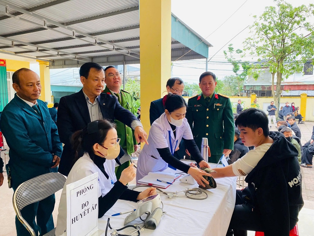 Hội đồng nghĩa vụ quân sự phường Vinh Lộc tham gia chỉ đạo và khích lệ việc khám sơ tuyển nghĩa vụ QS, nghĩa vụ CAND năm 2026