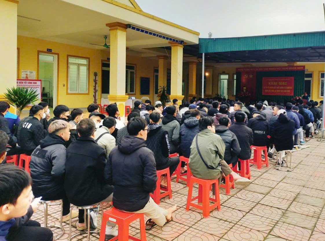 Trong 2 ngày: 20 và 21/11/2025, Hội đồng nghĩa vụ quân sự phường Vinh Lộc tổ chức sơ tuyển khám sức khỏe nghĩa vụ quân sự, nghĩa vụ CAND năm 2026, thu hút hơn 500 người tham gia.