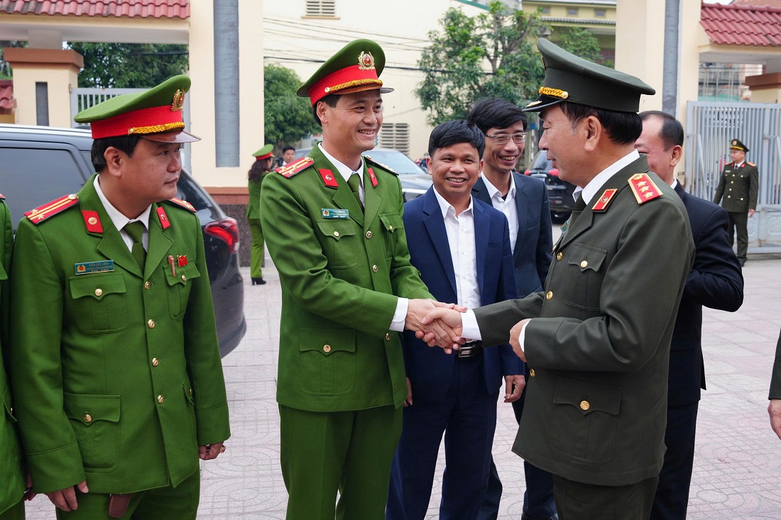 Đồng chí Thứ trưởng Trần Quốc Tỏ động viên chỉ huy, cán bộ, chiến sỹ Công an xã Vạn An và Công an phường Trường Vinh