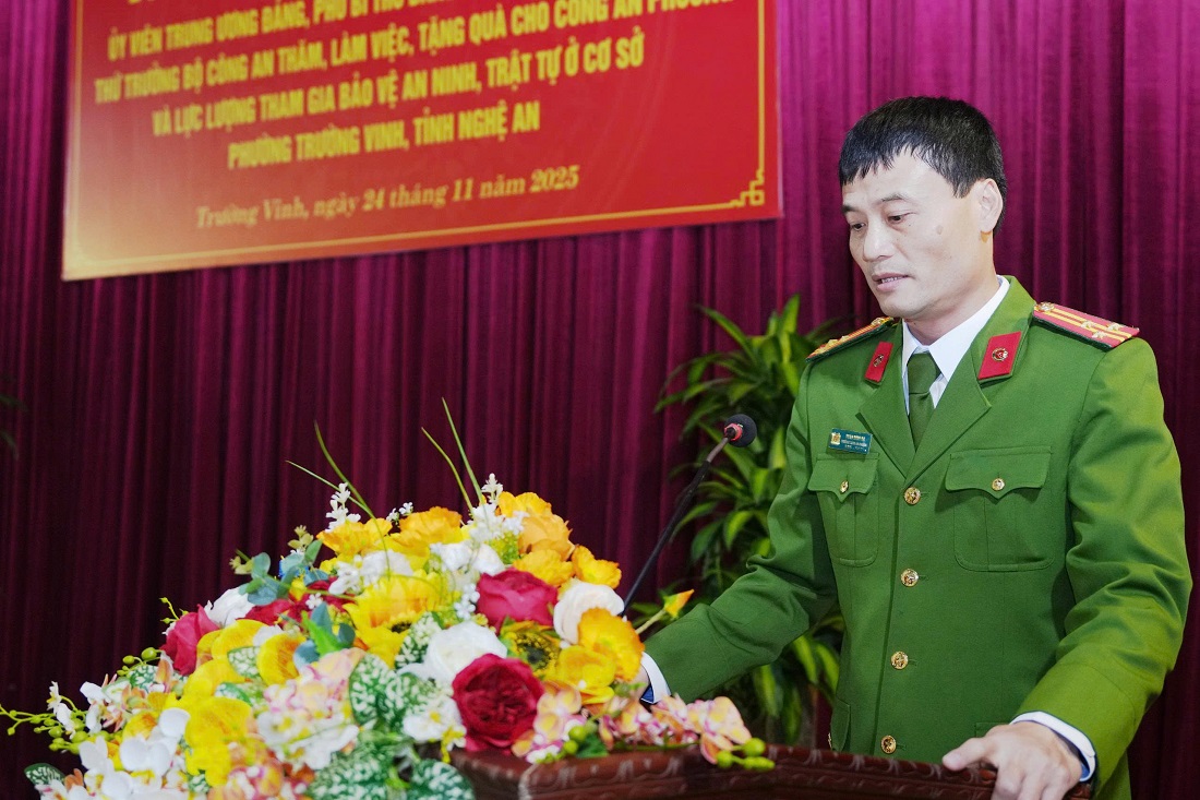 Đại diện chỉ huy Công an xã Vạn An và Công an phường Trường Vinh báo cáo công tác bảo đảm ANTT trên địa bàn