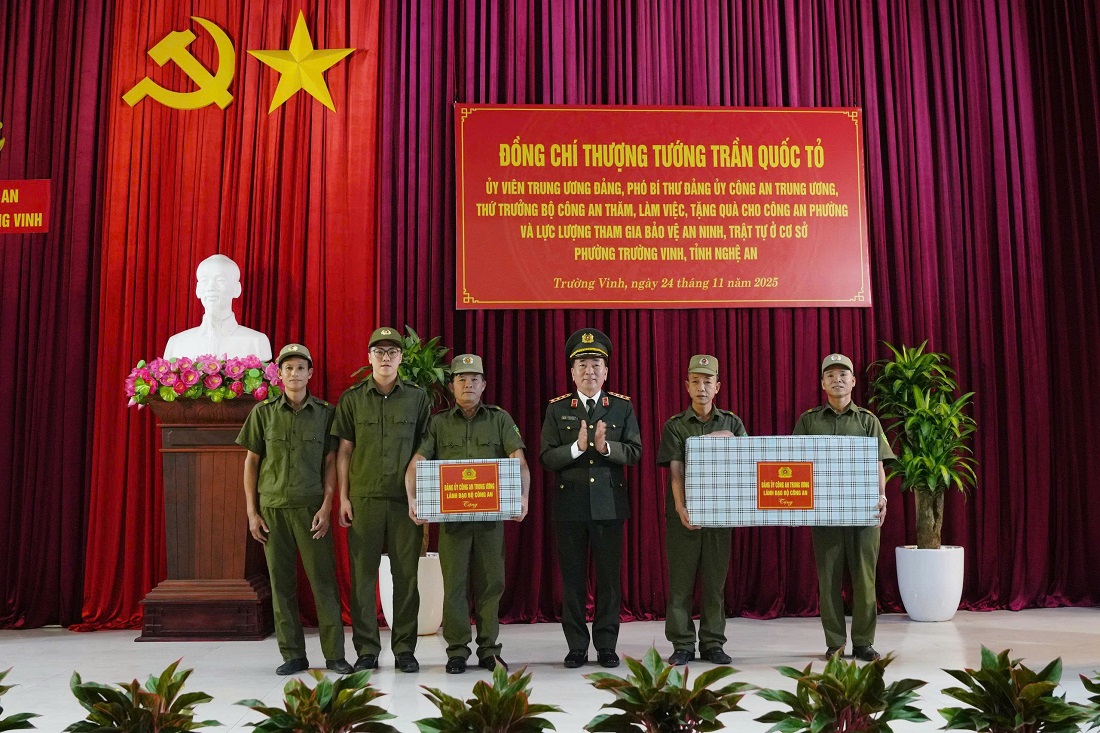 Đồng chí Thứ trưởng Trần Quốc Tỏ tặng quà đến lực lượng tham gia bảo vệ ANTT ở cơ sở xã Vạn An và phường Trường Vinh