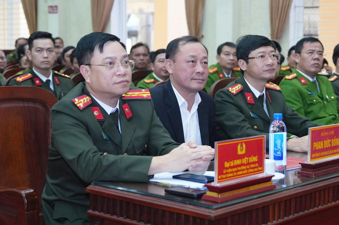 Các đại biểu tham dự buổi làm việc