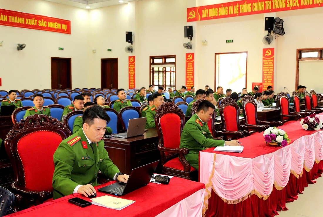 : Cán bộ Cục Cảnh sát PCCC và CNCH cùng chuyên gia GTEL hướng dẫn sử dụng phần mềm nghiệp vụ cho lực lượng PCCC Nghệ An