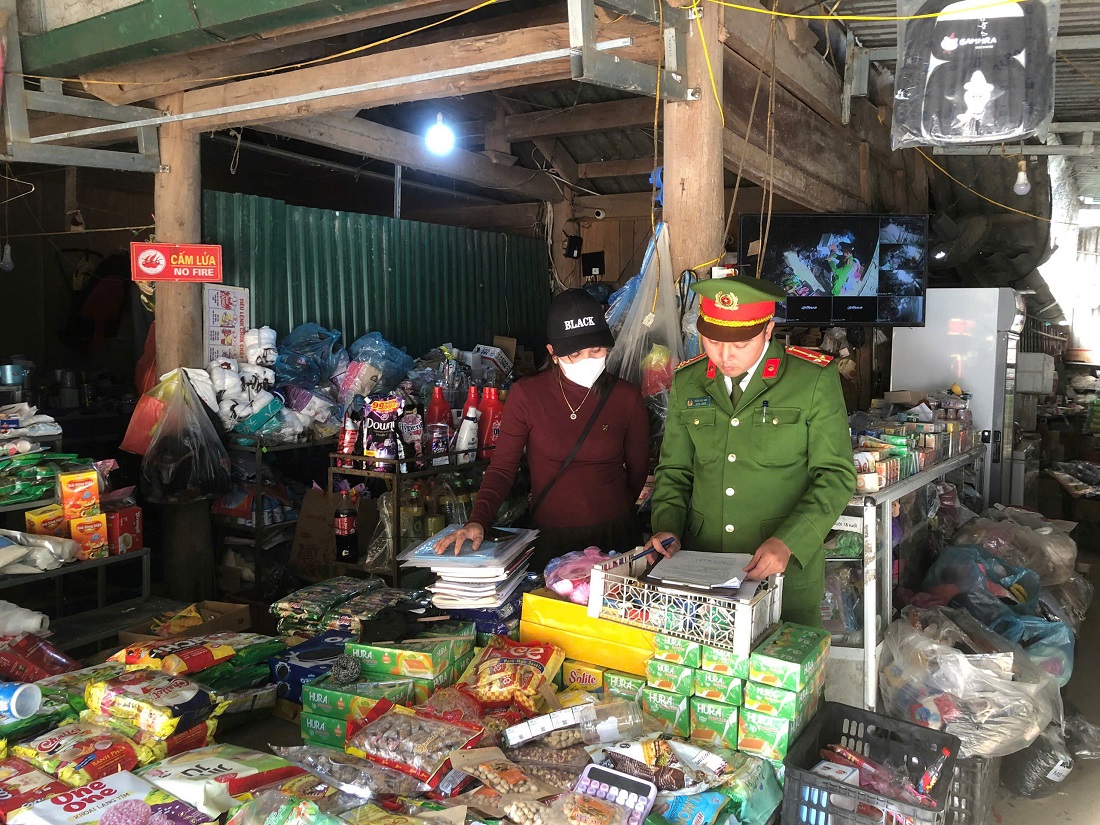 Công an xã kiểm tra hồ sơ, giấy tờ và hướng dẫn thực hiện các điều kiện an toàn PCCC tại cơ sở nhà ở kết hợp sản xuất kinh doanh