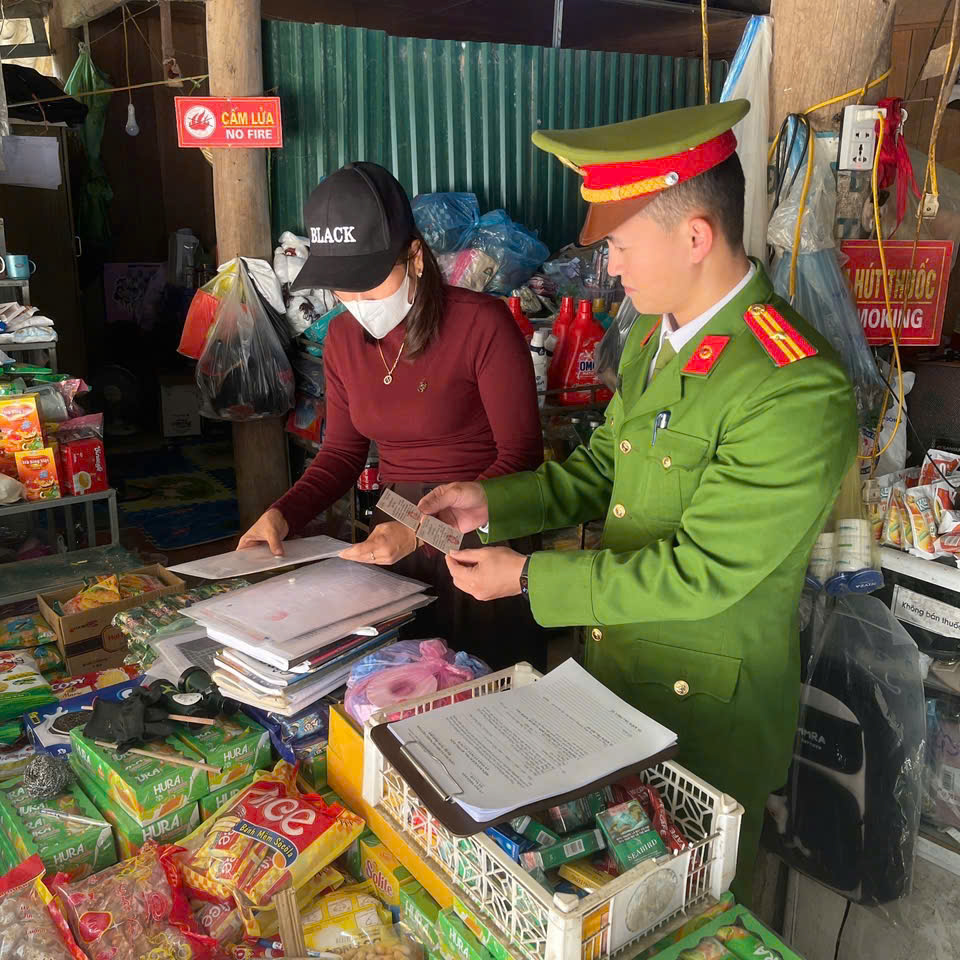 Kiểm tra giấy tờ liên quan và hướng dẫn chủ cơ sở hoàn thiện các yêu cầu an toàn về PCCC theo quy định