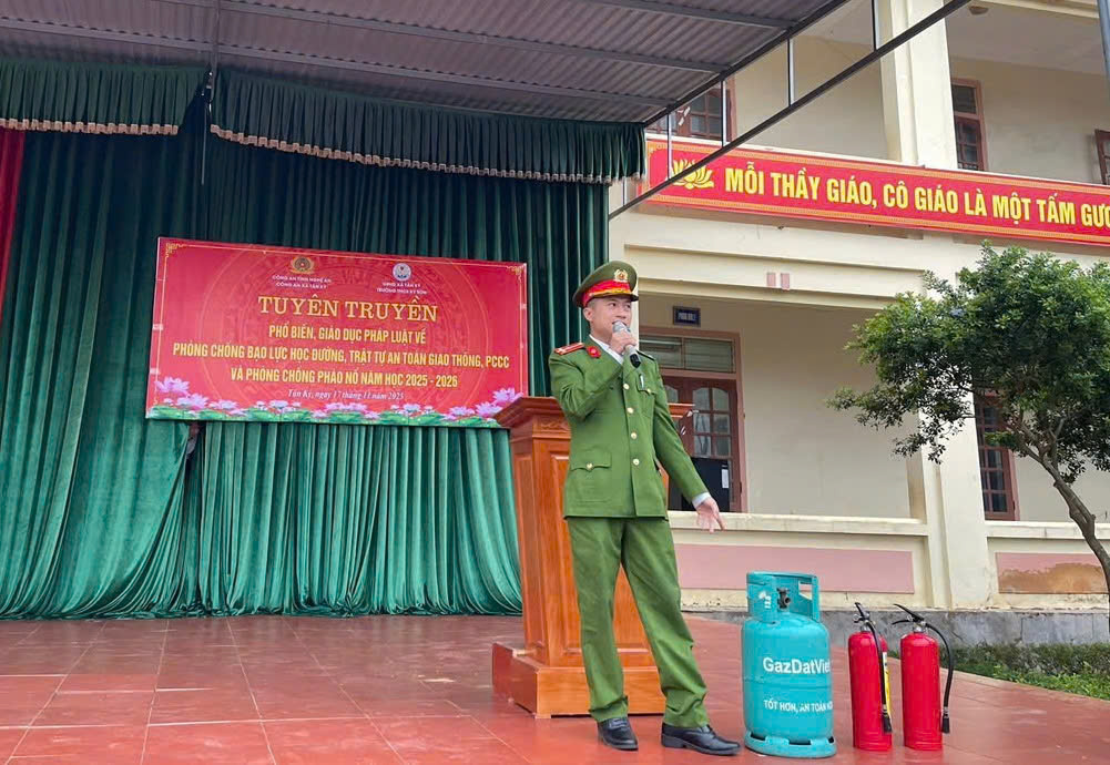 Hơn 600 học sinh, cán bộ, giáo viên Trường THCS Kỳ Sơn được tuyên truyền về phòng chống bạo lực học đường, an toàn giao thông và phòng cháy chữa cháy, phòng chống pháo nổ