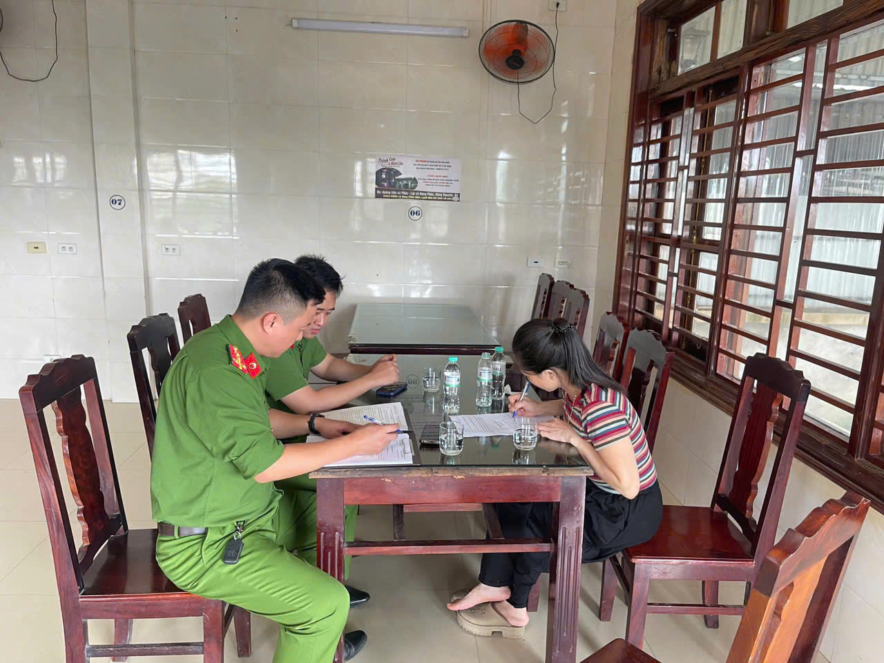 Công an xã tổ chức ký cam kết đến từng hộ gia đình, cá nhân về việc không khai thác thủy sản, săn bắt chim trời trái phép