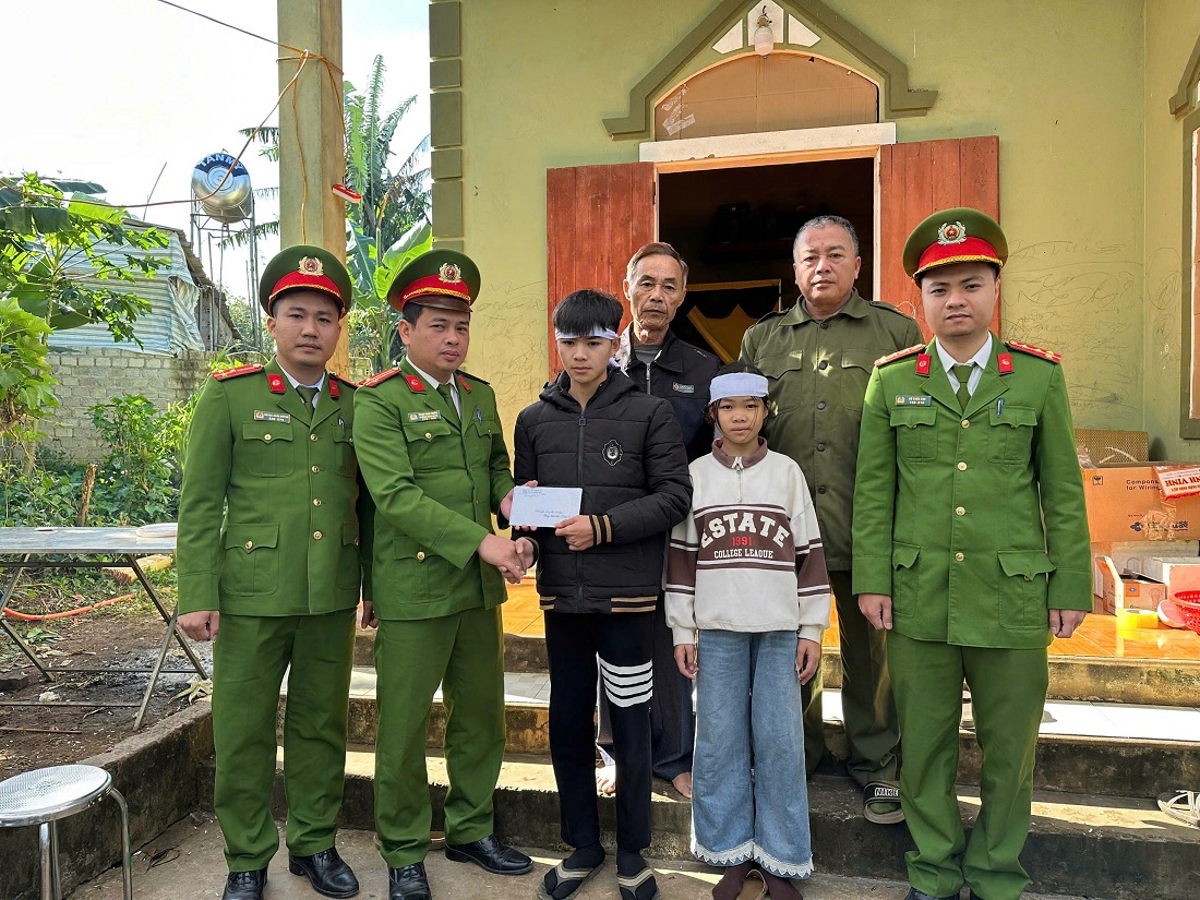 Số tiền CBCS Công an xã Nghĩa Mai và mạnh thường quân ủng hộ được trao tận tay hai em Kiên và Giang