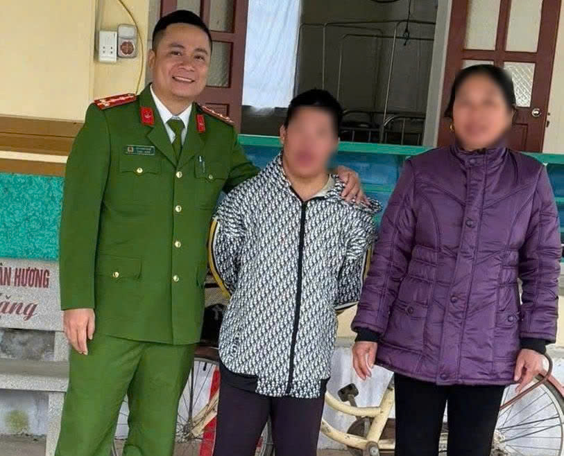 Công an xã Nghĩa Hành bàn giao nam thanh niên đi lạc cho gia đình