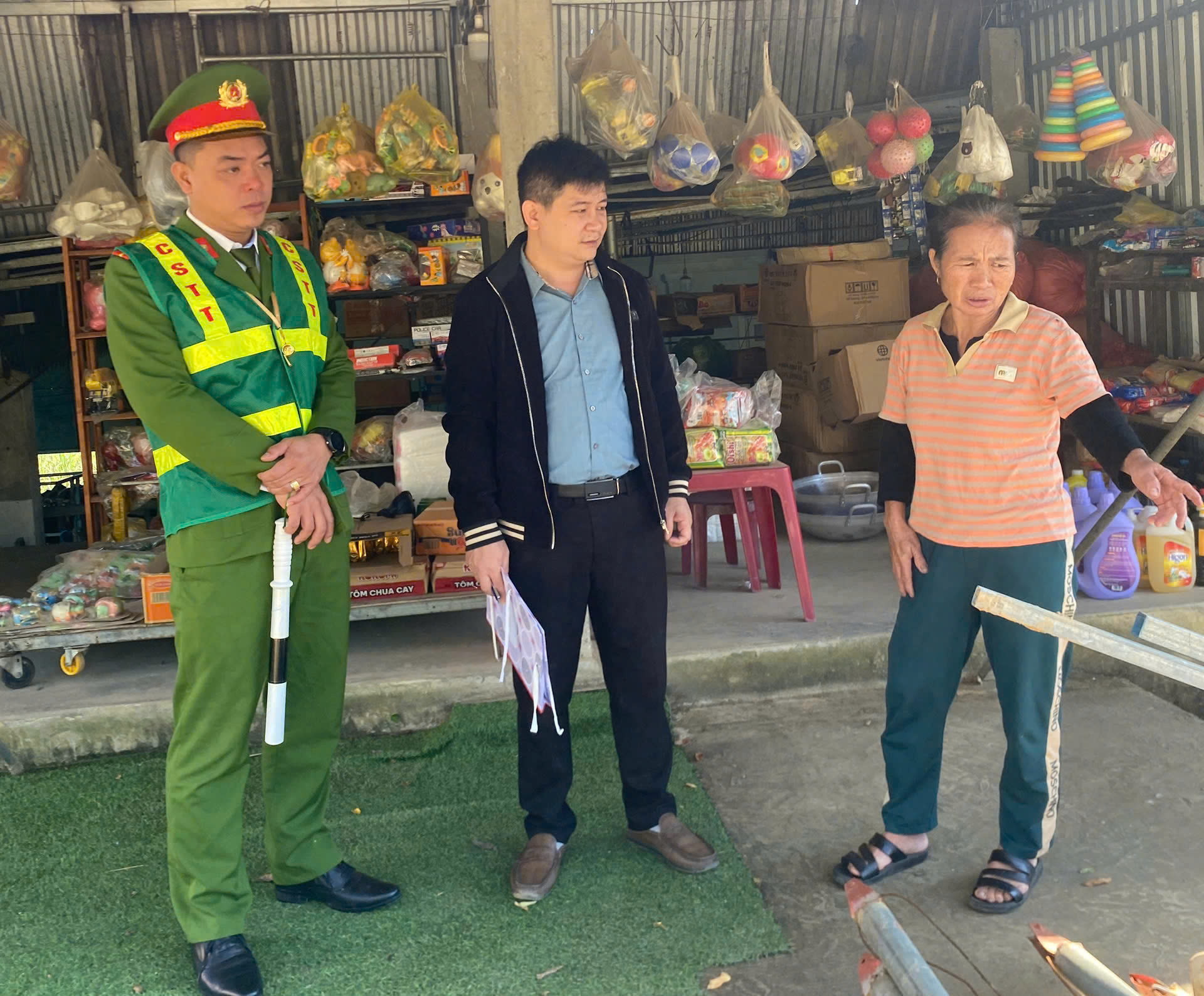 Công an xã Châu Bình phối hợp kiểm tra, xử lý các hành vi vi phạm hành lang an toàn giao thông trên các trục đường chính của địa bàn