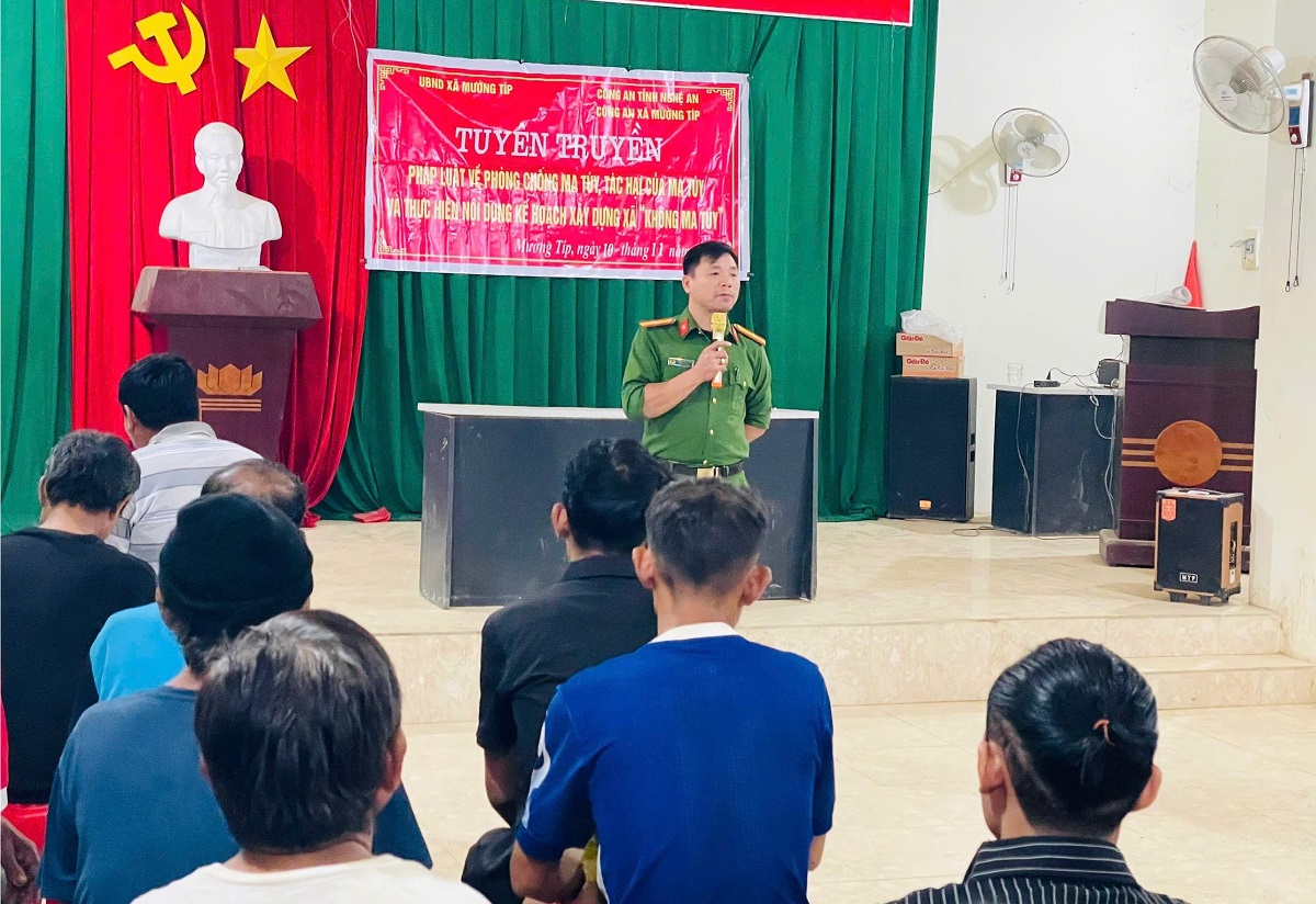 Công an xã Mường Típ phổ biến một số nội dung tuyên truyền pháp luật về phòng, chống ma túy