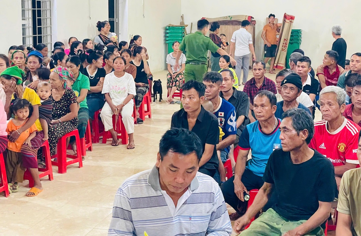 Người dân bản Ta Đo tại buổi tuyên truyền 