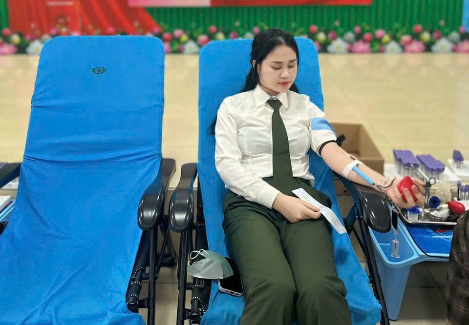 đồng chí Lò Thị Thu Thủy (học viên Học viện Chính trị CAND, Bộ Công an) - hiện đang thực tập tại Công an phường tham gia hiến máu hỗ trợ kịp thời 
