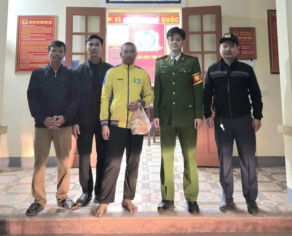 Công an xã Nghĩa Đồng chăm sóc và bàn giao công dân đi lạc trở về nơi sinh sống