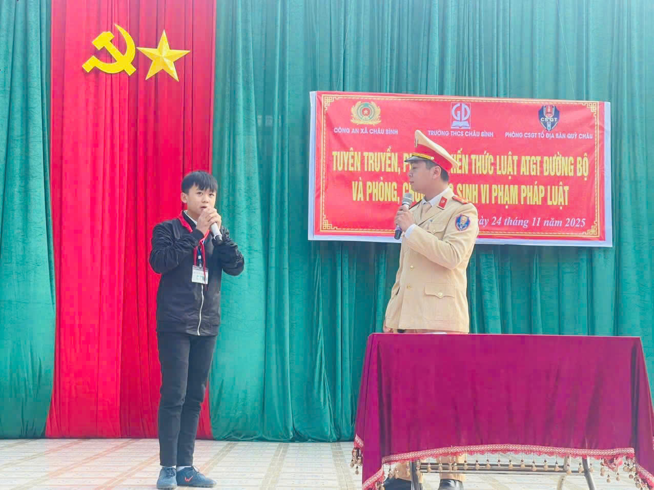 Việc giao lưu, đặt câu hỏi trực tiếp giúp buổi tuyên truyền sinh động và được đông đảo học sinh hưởng ứng