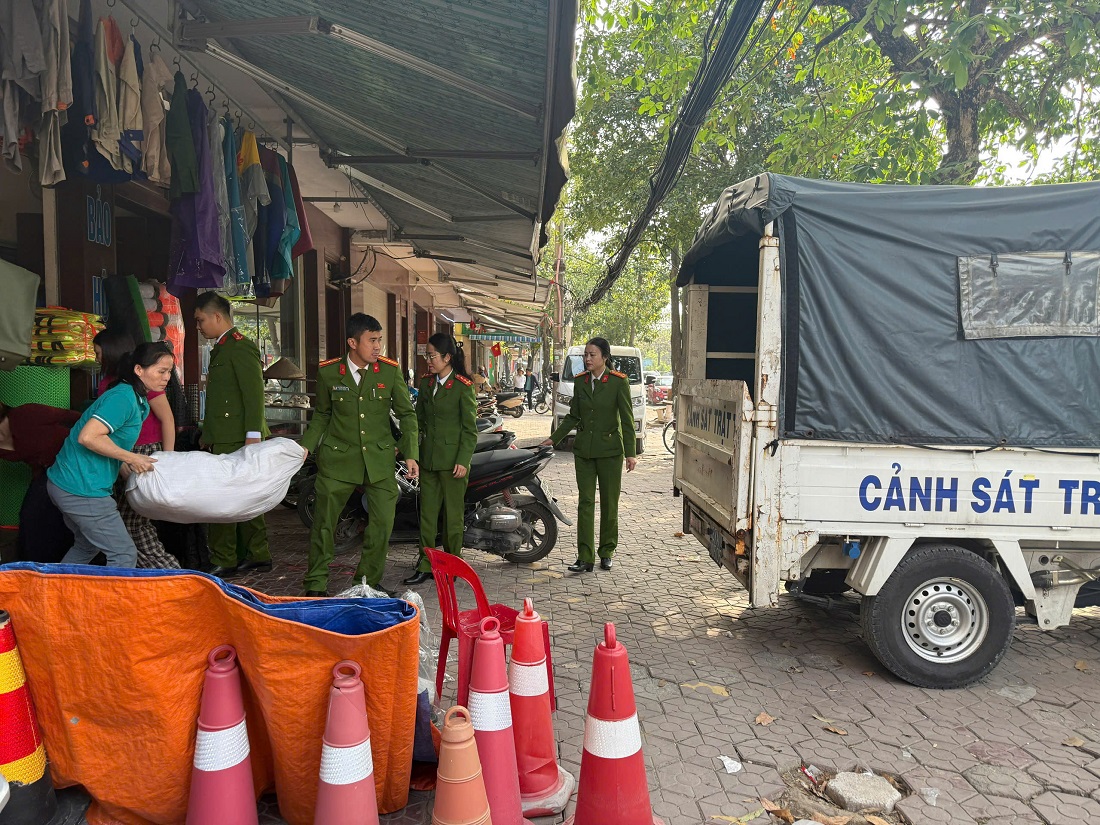 Nhu yếu phẩm sẽ được chuyển vào cho bà con vùng lũ Đắk Lắk