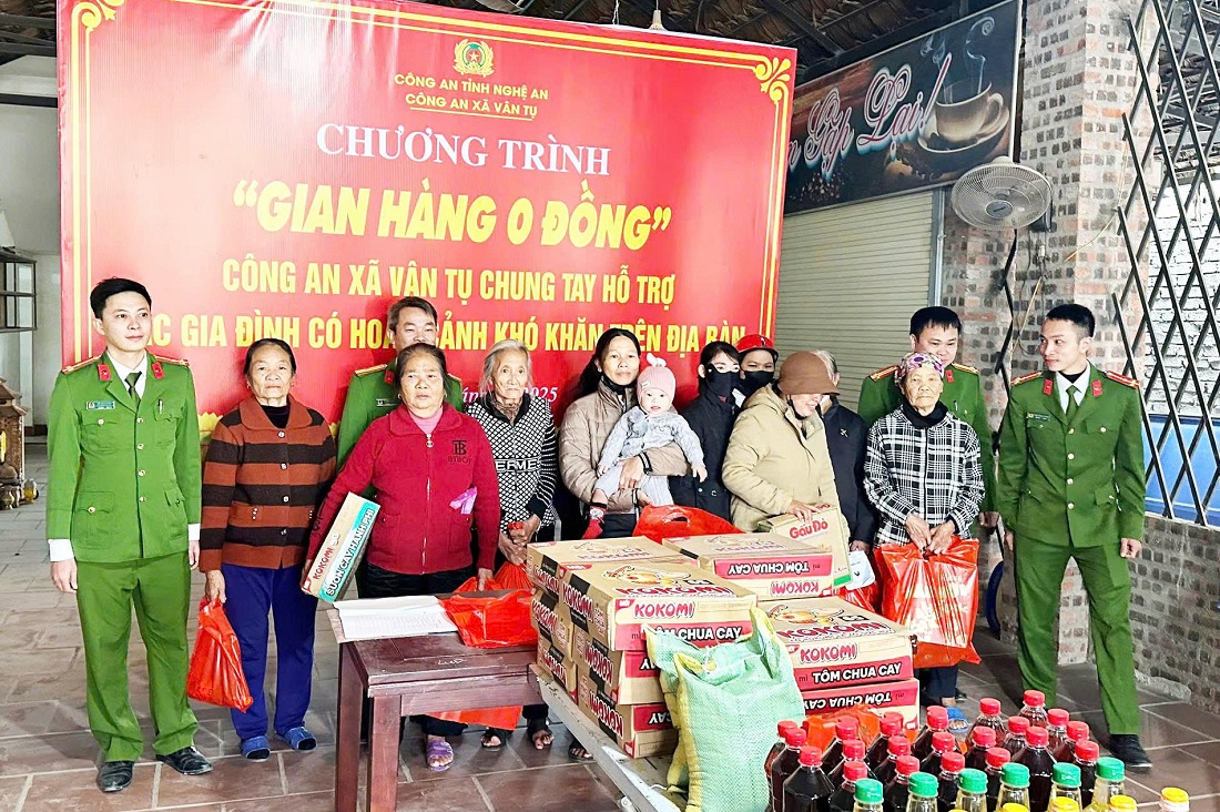 Gian hàng 0 đồng của Công an xã Vân Tụ