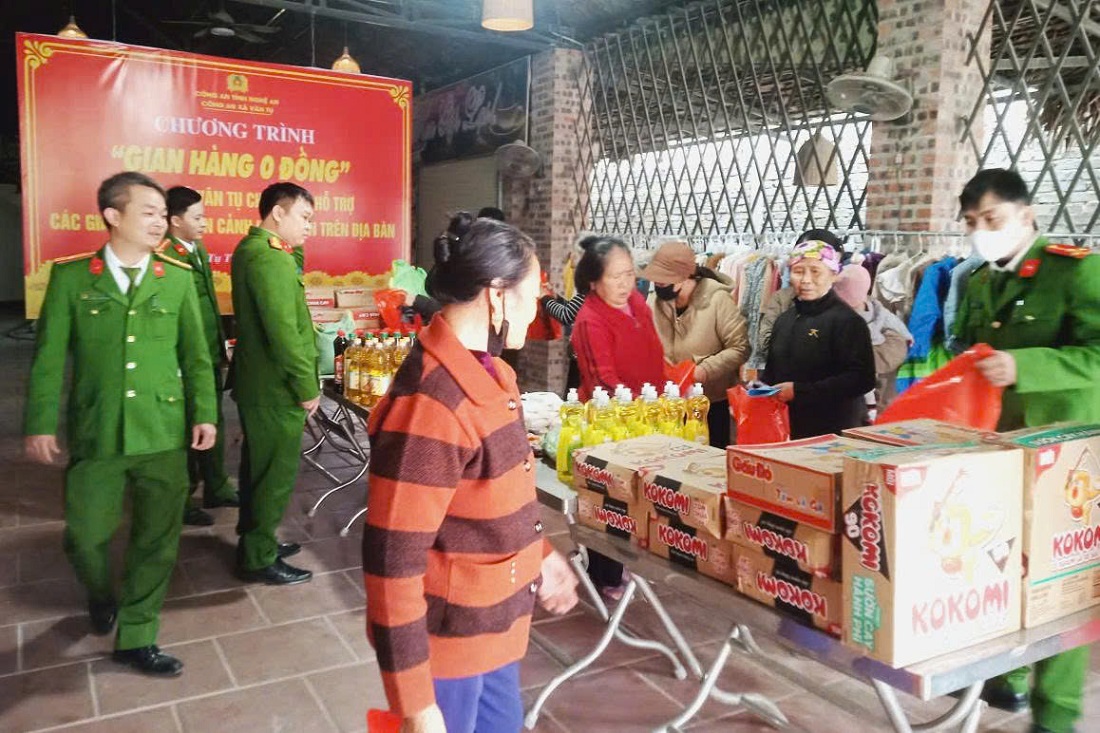 Người dân phấn khởi vì nhận được những phần quà thiết yếu từ Gian hàng 0 đồng của Công an xã Vân Tụ