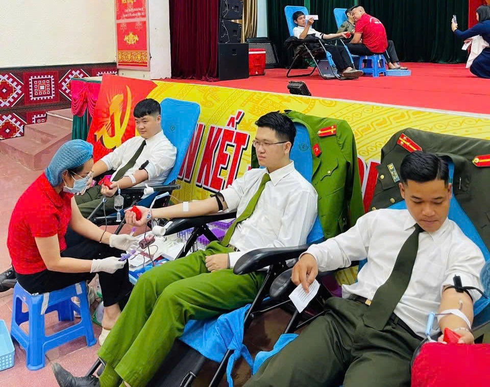 Hiến máu tình nguyện, “hành trình nhân đạo – san sẻ yêu thương” (trong ảnh Công an xã Tương Dương tham gia hiến máu)
