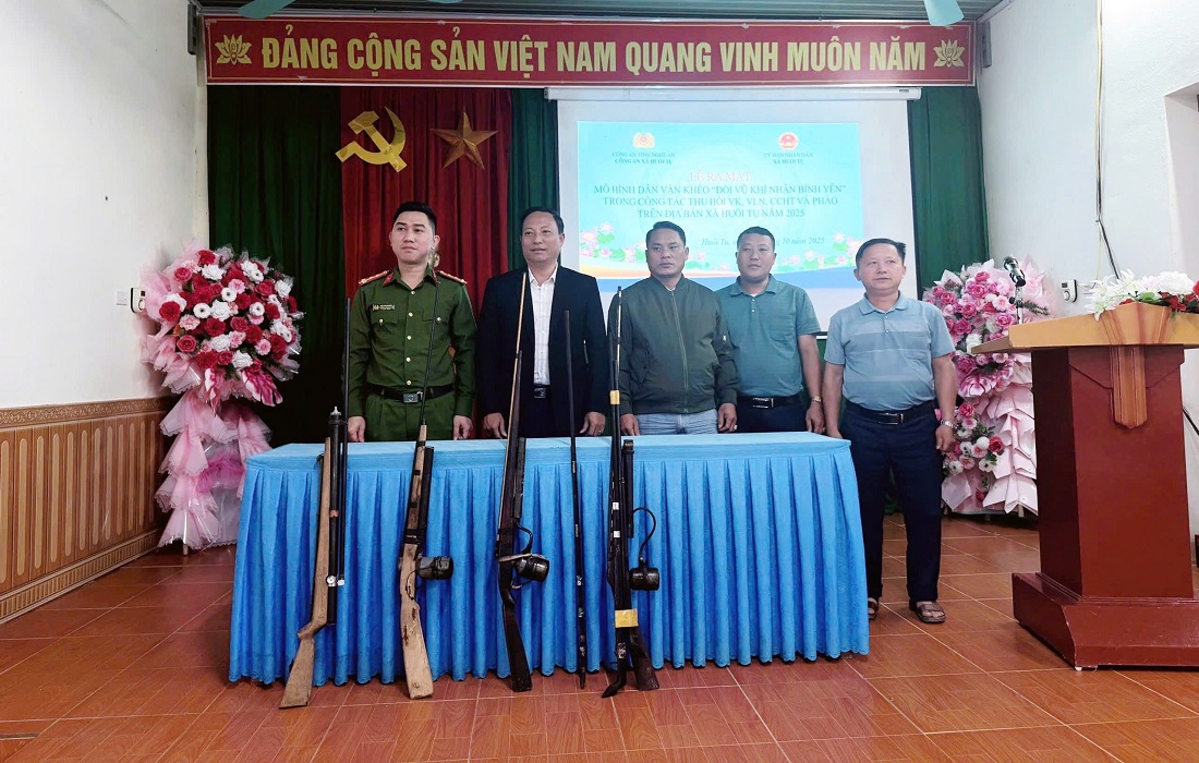 Công an xã Huồi Tụ tuyên truyền, vận động Nhân dân giao nộp vũ khí, vật liệu nổ, công cụ hỗ trợ