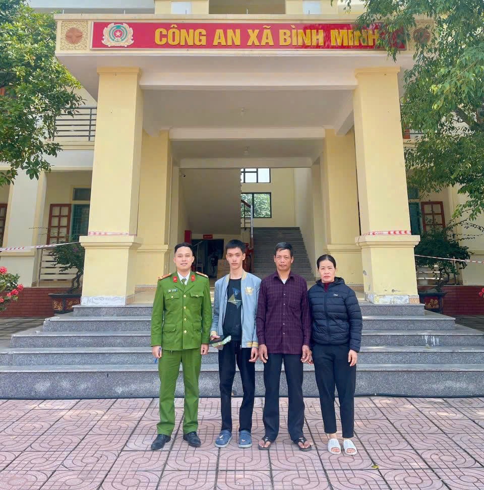 Gia đình vui mừng đón con trai đi lạc trở về nhà sau khi được cán bộ, chiến sĩ Công an phát hiện, chăm sóc