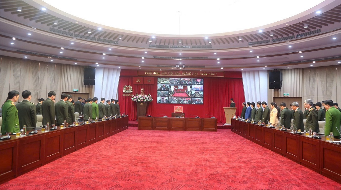 Các đại biểu dành phút mặc niệm đồng bào bị tử vong do mưa lũ