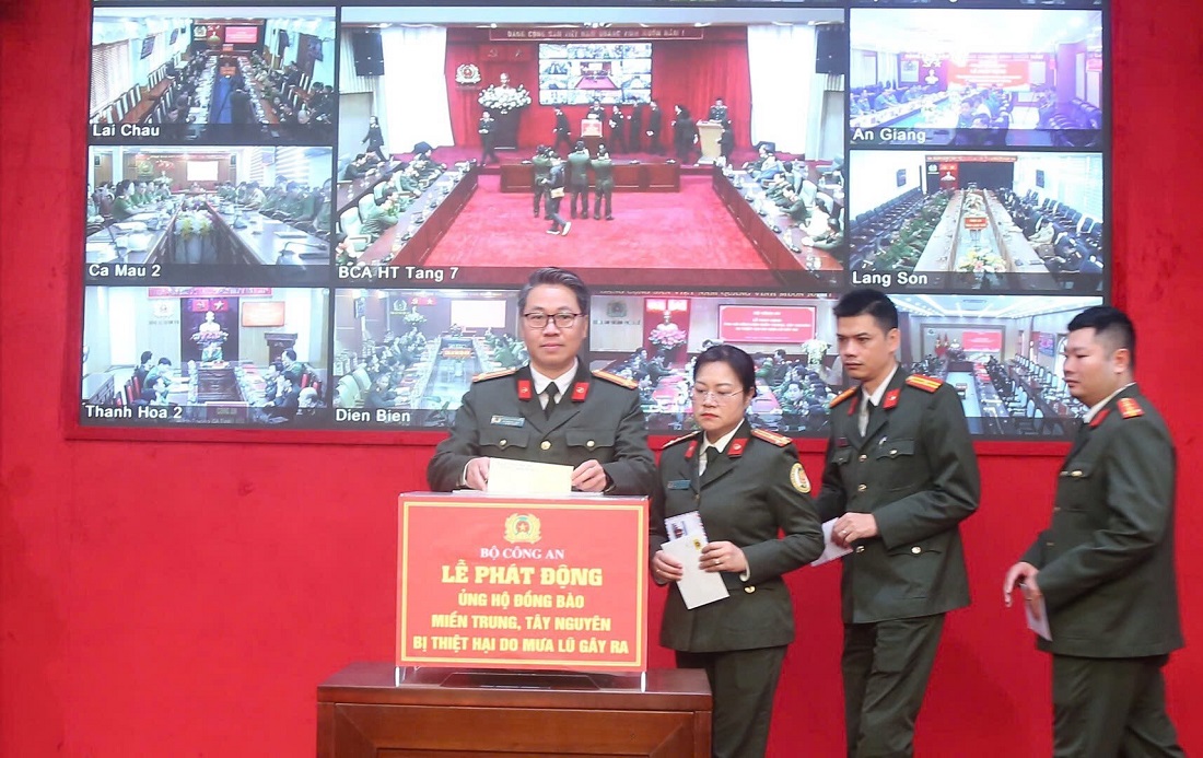 Thứ trưởng Trần Quốc Tỏ và các đại biểu ủng hộ đồng bào miền Trung, Tây Nguyên bị thiệt hại do mưa lũ gây ra