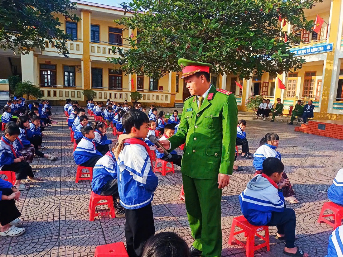 Học sinh trả lời câu hỏi về trật tự an toàn giao thông