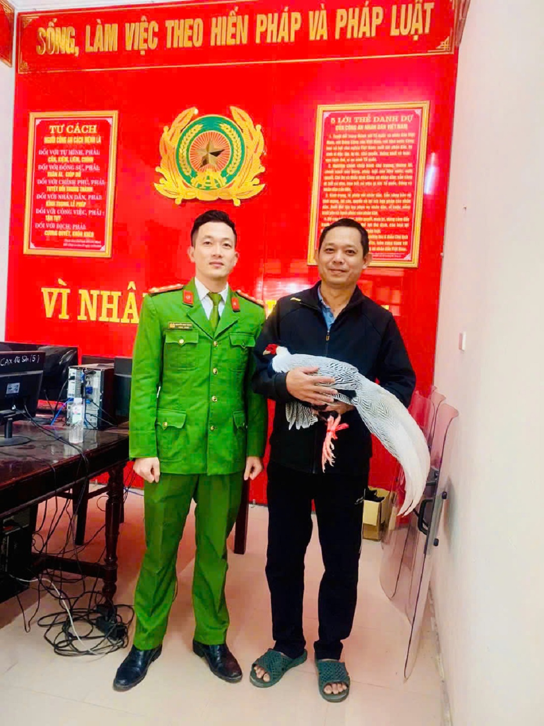 Anh Thái Phi Hùng giao nộp cá thể gà lôi trắng cho Công an xã Đô Lương