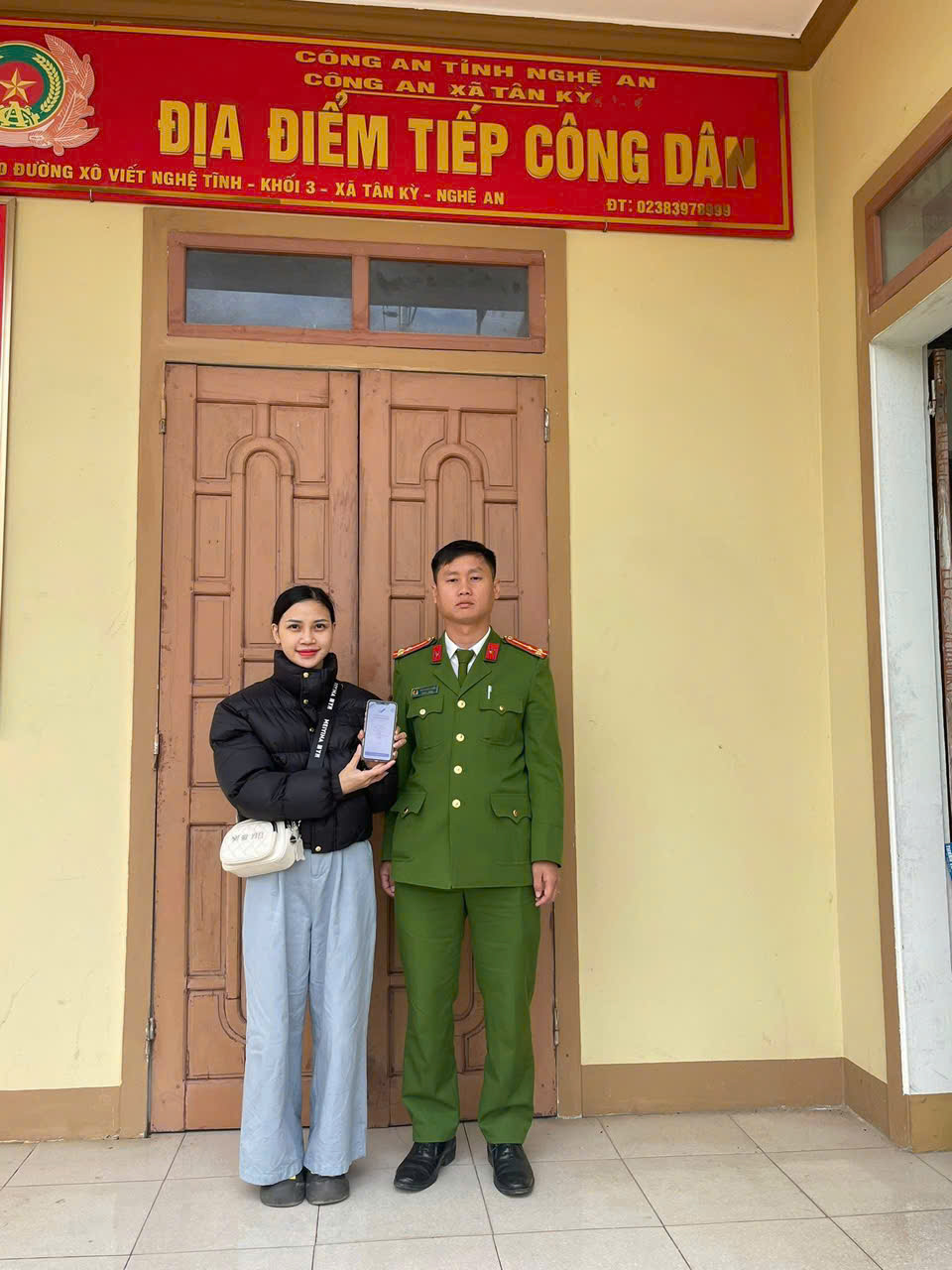 Nhờ sự hỗ trợ, giúp đỡ của Công an xã Tân Kỳ, chị Lê Thị Dung đã nhận lại được số tiền chuyển nhầm