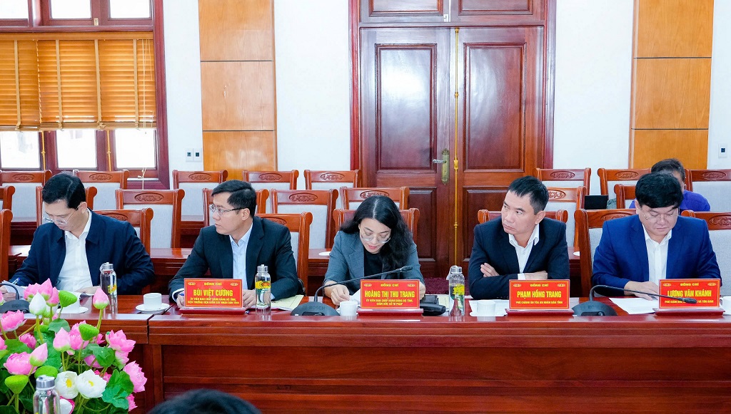 Các đại biểu tham dự buổi làm việc