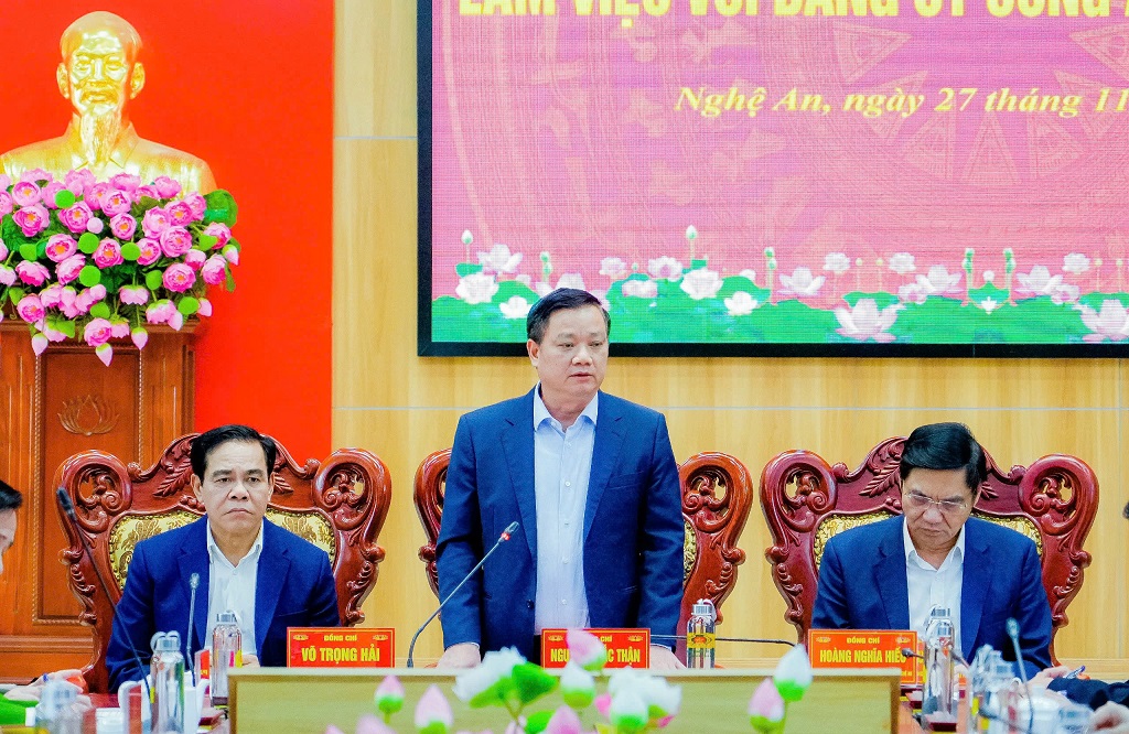 Đồng chí Nguyễn Khắc Thận - Bí thư Tỉnh ủy phát biểu tại buổi làm việc