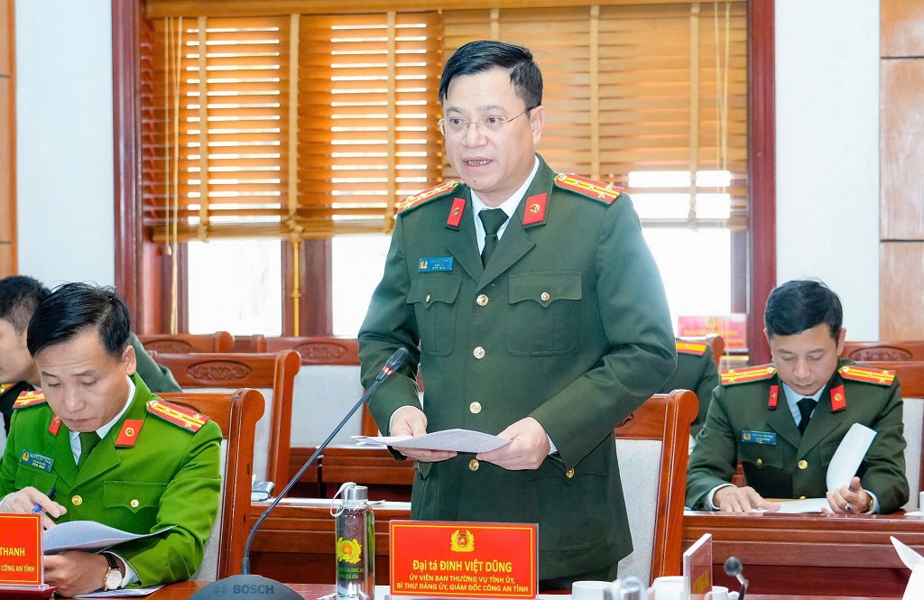 Đồng chí Đại tá Đinh Việt Dũng - Ủy viên Ban Thường vụ Tỉnh ủy, Bí thư Đảng ủy, Giám đốc Công an tỉnh báo cáo tình hình, kết quả công tác của Công an tỉnh năm 2025