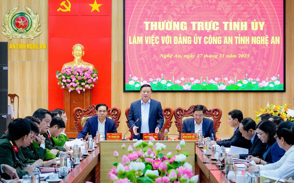 Các đồng chí Thường trực Tỉnh ủy: Nguyễn Khắc Thận – Bí thư Tỉnh ủy; Hoàng Nghĩa Hiếu - Phó Bí thư Thường trực Tỉnh ủy, Chủ tịch HĐND tỉnh; Võ Trọng Hải - Phó Bí thư Tỉnh ủy, Chủ tịch UBND tỉnh chủ trì buổi làm việc