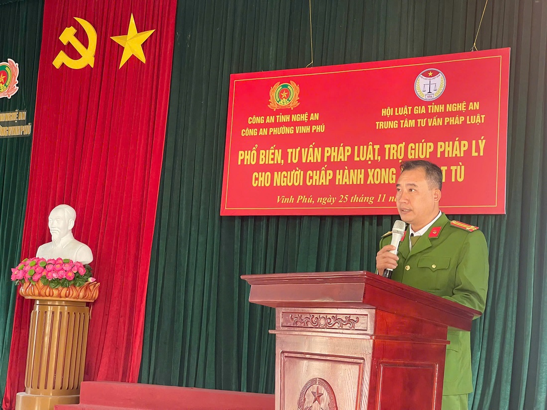 Đại diện Chỉ huy Công an phường Vinh Phú phát biểu tại Hội nghị