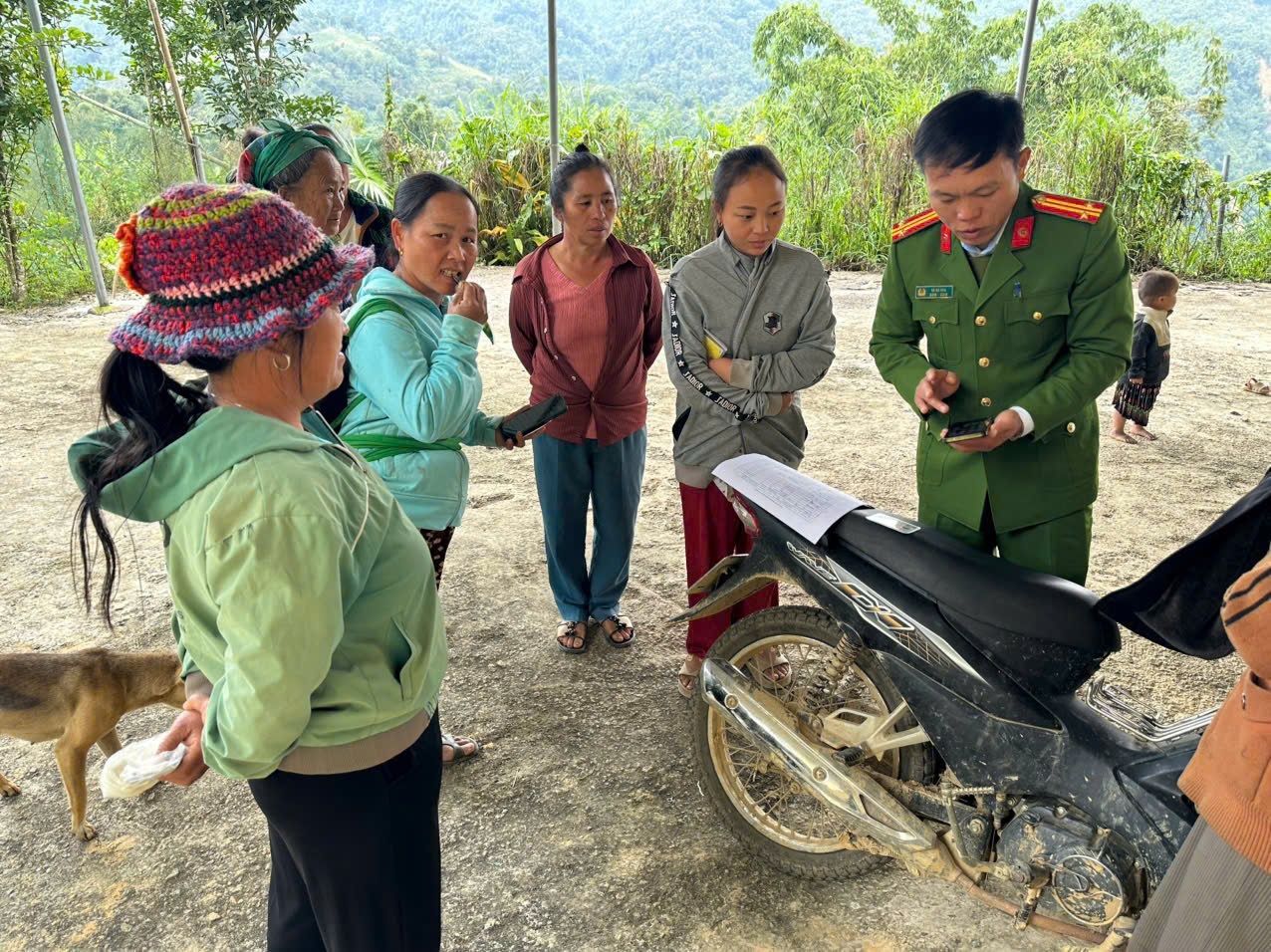 Công an xã Mường Lống hướng dẫn người dân đăng ký dịch vụ công