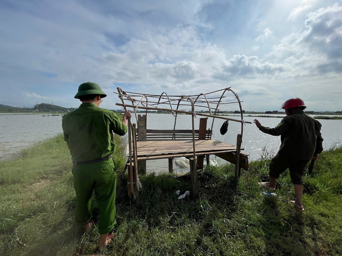 Tổ công tác tuyên truyền, kiểm tra, xử lý hành vi đánh bắt chim di cư tại xã Quỳnh Anh và xã Quỳnh Mai (tỉnh Nghệ An)