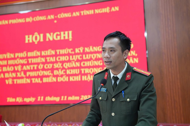 Cán bộ Phòng Tham mưu Công an tỉnh Nghệ An trình bày báo cáo khái quát về tình hình thiên tai và biến đổi khí hậu trên địa bàn tỉnh thời gian qua