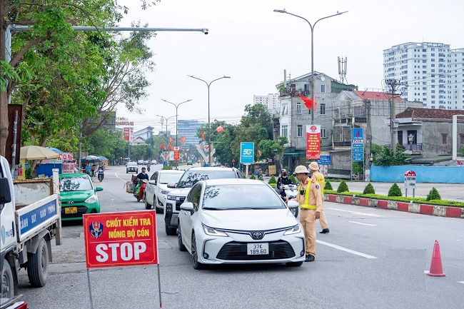 CSGT đồng loạt ra quân mở đợt cao điểm kiểm tra, xử lý vi phạm nồng độ cồn trên toàn tỉnh.