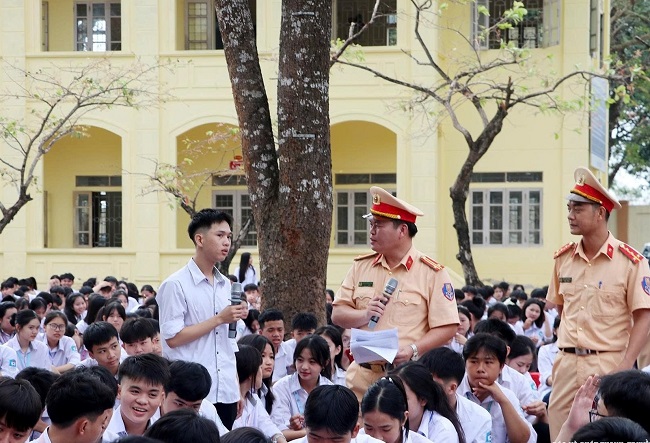 Phòng CSGT Công an tỉnh tuyên truyền tại Trường THPT Diễn Châu 2