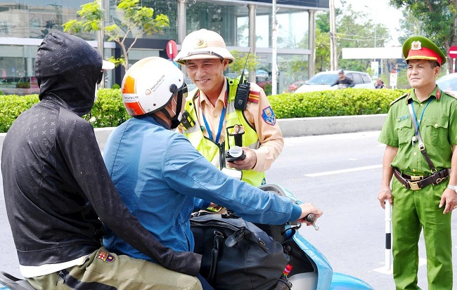 Các tổ công tác được bố trí đồng bộ, phối hợp chặt chẽ giữa CSGT tỉnh và Công an cơ sở, đảm bảo kiểm tra công khai, minh bạch, đúng quy định.