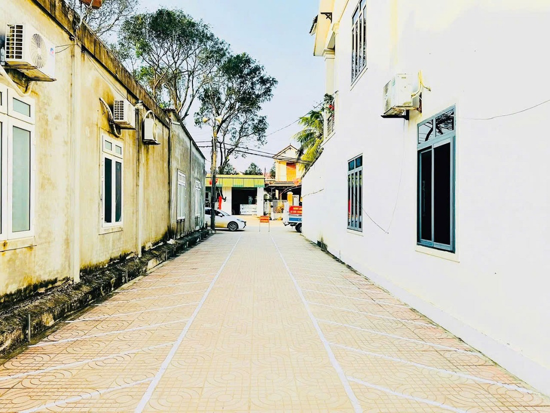 Công an xã phối hợp Đoàn xã Tân Kỳ kẻ vạch phân làn dừng, đỗ xe trước cổng trường